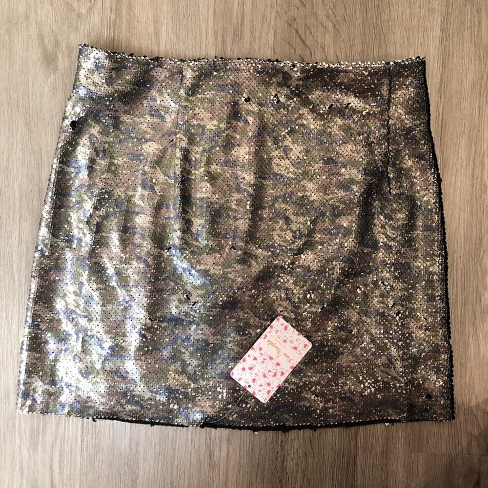 Free People Women's Black/Green Camo Reverse Sequin Stretch Mini Skirt sz 6 - Picture 8 of 8